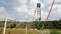 Sundávání osvětlení na fotbalovém stadionu za Lužánkami.