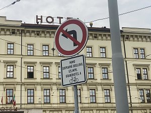 Zákazovou značku odbočení nechalo Brno na svém místě úmyslně, i když už je dávno neplatná. Městu nyní za to hrozí vysoká pokuta.