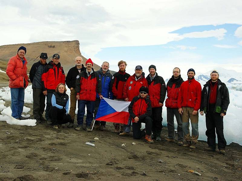 Fotografie členů letošní expedice (bez 6 geologů), kteří se připojí krátce po polovině ledna). 