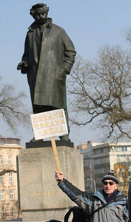 Před Janáčkovým divadlem se sešla skupina Moravanů, kteří agitovali pro uvádění moravské národnosti při nadcházejícímu sčítání lidu.