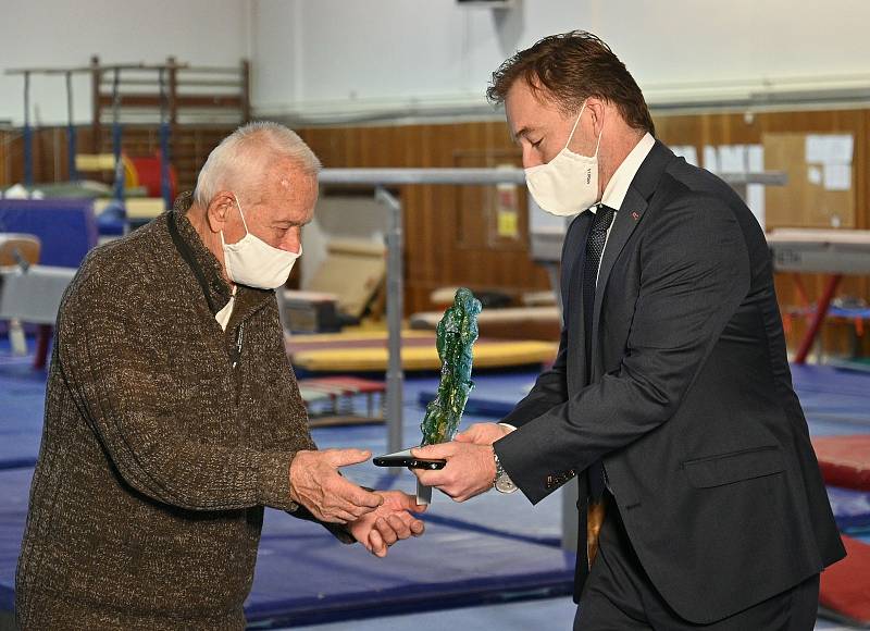Brněnský gymnasta Zdeněk Růžička získal v pětadevadesáti letech ocenění za oddanost sportu.