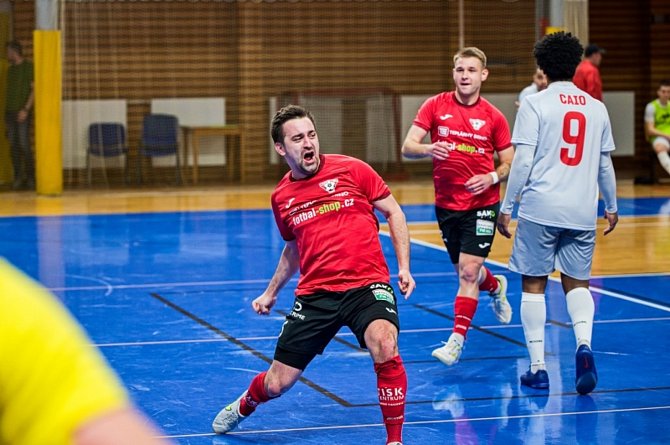 Futsalisté brněnského Helasu (v červeném) porazili Kadaň 7:3 a postupují do semifinále.