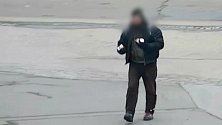 Kvůli tašce s nákupem a několika jogurty naháněl v podchodu u hlavního nádraží jeden muž druhého. Poté jej zbil, tašku mu vzal a utekl.