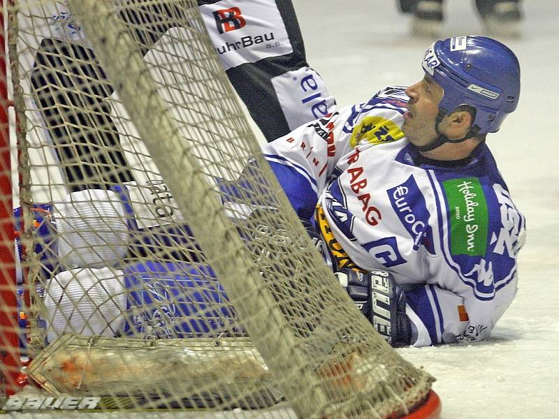 Hokejisté Komety překvapivě prohráli 4:5 po nájezdech na ledě prvoligového nováčka z Chrudimi. K bodům hostům nepomohl ani kapitán modrobílých Miroslav Barus, který si v zápase připsal dvě gólové asistence. 