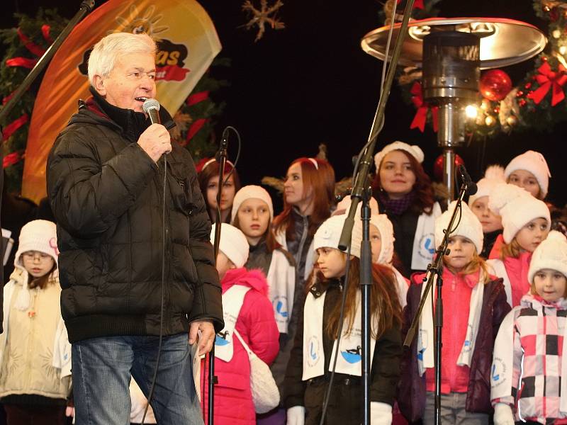 Zpívání koled na brněnském náměstí Svobody při akci Česko zpívá koledy 2014.