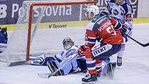 Hokejové utkání Tipsport extraligy v ledním hokeji mezi HC Dynamo Pardubice (červenobílém) a HC Kometa Brno ( v bílomodrém) v pardubické Tipsport areně.
