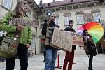 Na jednání brněnského zastupitelstva si několik demonstrantů přineslo transparenty na podporu stávající koalice. V sále vystoupil i krajně pravicový politik Miroslav Sládek, po jeho proslovu ovšem následoval nesouhlasný pískot.