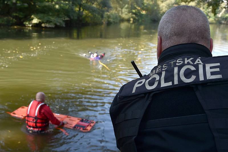 Ve dne v noci sloužíme. Strážníci a policisté bavili děti a jejich rodiče při ukázkách na brněnské Riviéře.