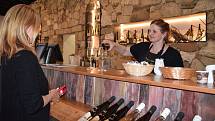 Od pondělí 31. května se lidem otevřely také vnitřní prostory restaurací a provozoven. Využili toho například i v lednickém vinařství Annovino