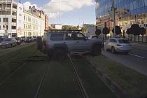 Řidič auta najel do kolejiště v Brně, kde uvízl. Nakonec se z něj dostal, přitom ale poškodil nově položený travnatý koberec.