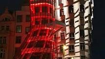Ve středu 16. února se rozzářily významné budovy napříč republikou sokolskými barvami u příležitosti 160 let od založení organizace. Na snímku je pražský Tančící dům.
