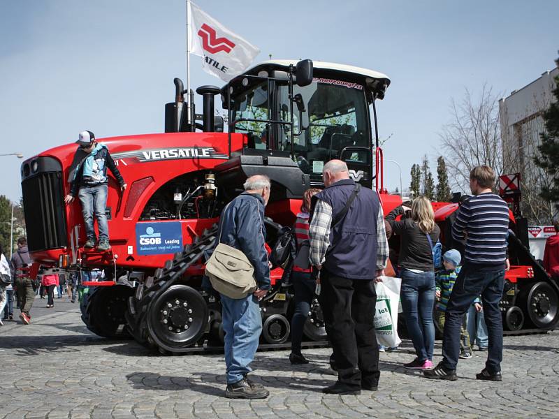 Na brněnském výstavišti začal největší zemědělský veletrh ve střední Evropě Techagro. Společně s ním mohou návštěvníci vidět veletrh Animal Vetex, lesnický a myslivecký Silva Regina a veletrh obnovitelných zdrojů energie v zemědělství a lesnictví Biomass.