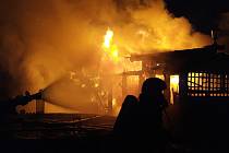 V noci na úterý hořela chata v Rajhradě na Brněnsku. Předběžná škoda je čtyři sta tisíc korun.