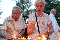 Výročí svržení atomové bomby na Hirošimu si připomněli lidé v lužáneckém parku v Brně. Za oběti ve čtvrtek zapálili svíčky.