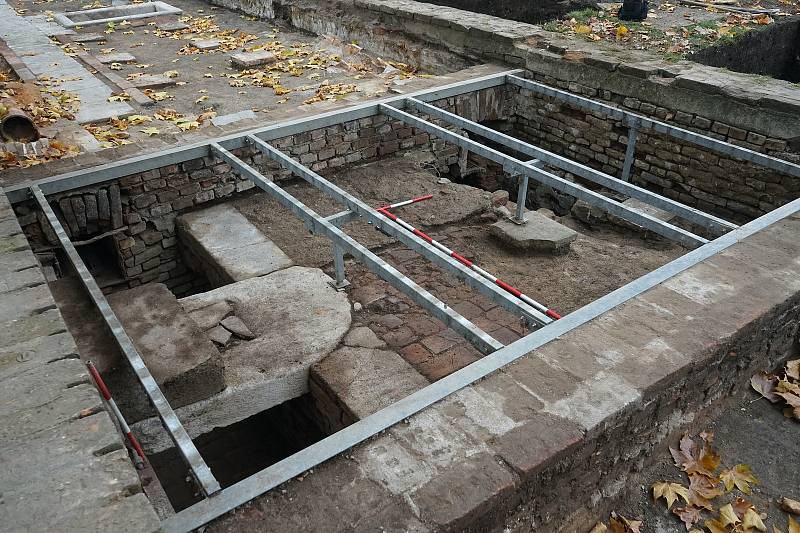 Archeologický výzkum na místě někdejšího Mendelova skleníku na Starém Brně. Prostor s topeništi.