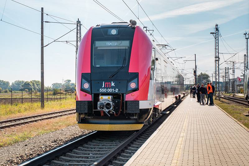 Nové vlaky pro Jihomoravský kraj poprvé otestovali jeho zástupci v prostorách zkušebního železničního okruhu Velim v Cerhenicích na Kolínsku.