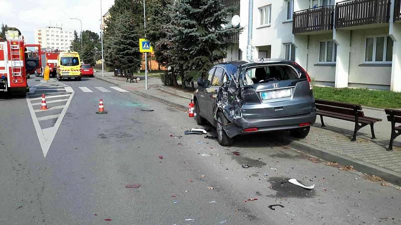 Řídil nákladní auto, za volantem ale dostal infarkt. Při tom řidič naboural do jedenadvaceti zaparkovaných osobních aut. Nehoda se stala v Brně na ulici Krásného ve čtvrtek krátce před půl desátou dopoledne.