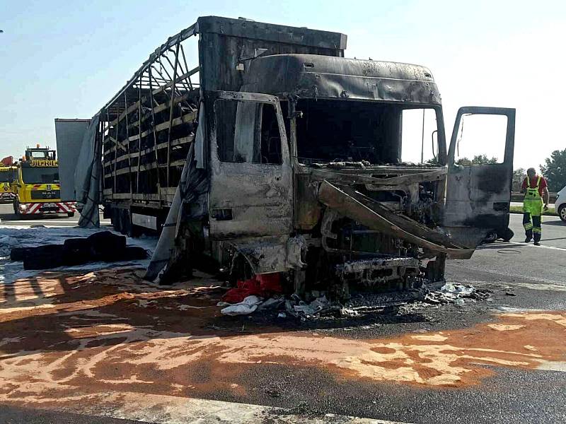 Na dálnici D1 na 196. kilometru ve směru na Prahu hořel kamion převážející pneumatiky, hasiči škodu odhadli na 2,2 milionu korun.