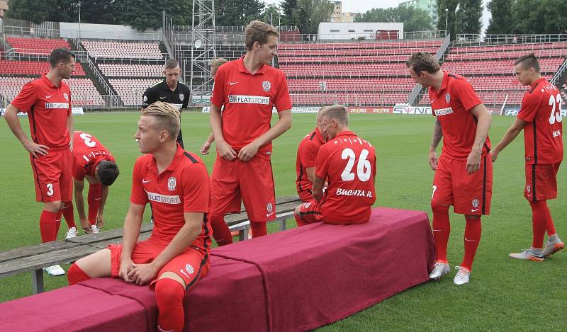 Do prvního ligového utkání sice zbývá víc než čtrnáct dní, už ve středu ale fotbalisté brněnské Zbrojovky absolvovali oficiální týmové focení. V dobré náladě se sešli na domácím stadionu.