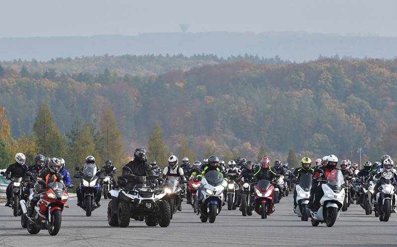 Fanoušci motorsportu v pátek po poledni již popáté uctili tragicky zesnulého italského závodníka Marca Simoncelliho. Na dráhu brněnského Masarykova okruhu vyjely stovky motorek různých značek, typů i stáří.