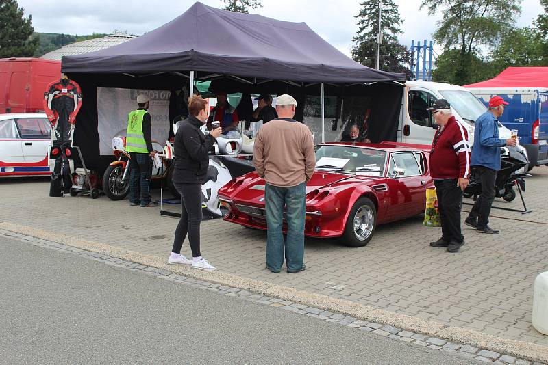 Brněnské výstaviště zaplnila historická auta i motorky. Návštěvníci je mohli vidět při druhém ročníku Brno Revival festival rychlosti mezi pavilony.