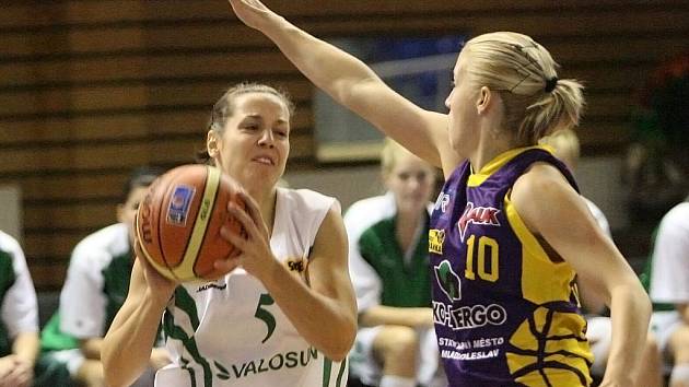 Basketbalistka Veronika Vlková (s míčem) mění dres. Z Králova Pole se stěhuje do brněnských Žabovřesk.