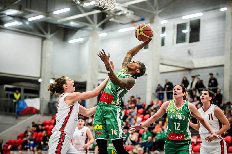 Basketbalistky Králova Pole (v zeleném) měly při Final Four Českého poháru v Karlových Varech poloviční úspěšnost.