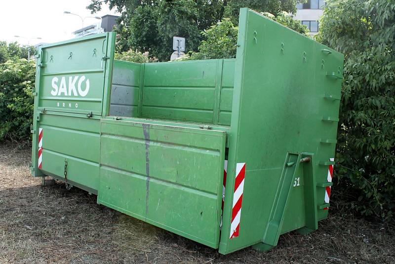 Romští uprchlíci z Ukrajiny se přesunuli na travnatou plochu za autobusovým nádražím u hotelu Grand. Dříve pobývali převážně v prostorách kolem brněnského hlavního nádraží.