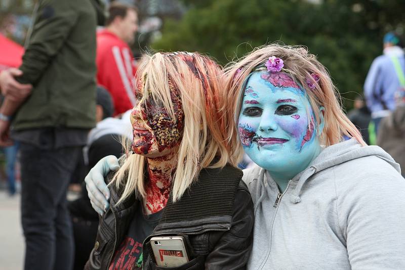 Na Moravském náměstí v Brně se střetly dva tábory lidí. Zombie a přeživší.