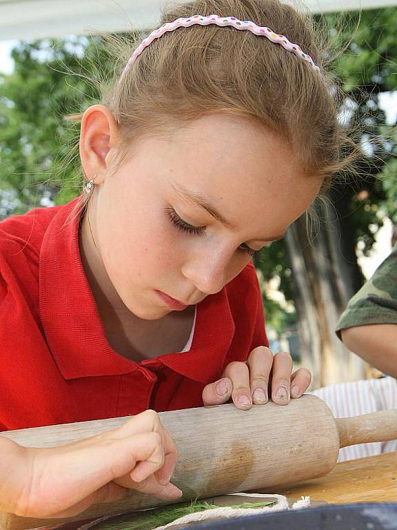 Pozorování vodních živočichů lupou, vytváření mandaly z přírodních materiálů nebo výroba šperků ze starých drátů. To všechno si mohli vyzkoušet návštěvníci zábavného odpoledne Lipka dětem, které se konalo v úterý na brněnském Mendlově náměstí. 