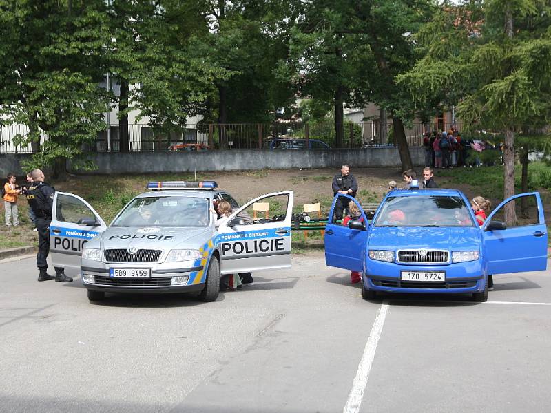 Děti se seznamovali s prací policistů u příležitosti Mezinárodního dne dětí.
