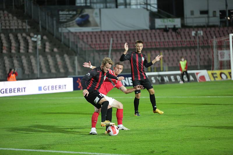 Brněnští fotbalisté (v červeném) porazili na domácím hřišti Viktorii Žižkov 2:1.