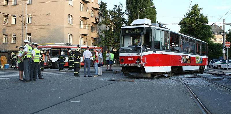 Srážka tramvaje a trolejbusu v Brně.