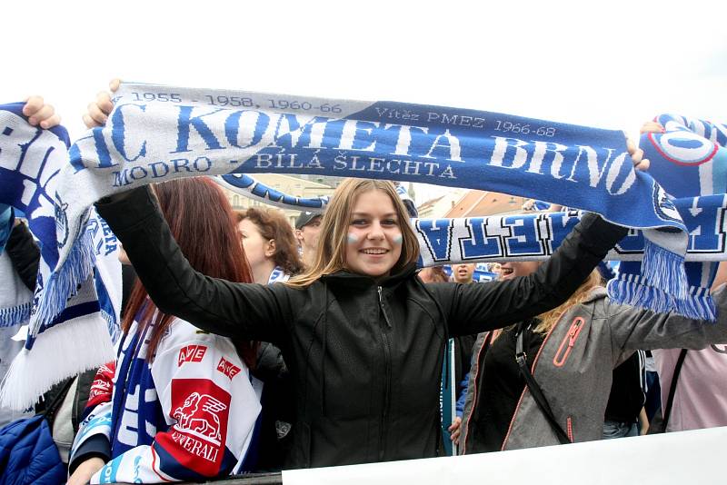 Hokejoví fanoušci Komety Brno opět zaplnili Zelný trh. Přišlo jich ještě víc než na páteční promítání na velkoplošných obrazovkách.