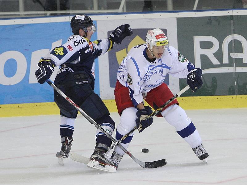 Hokejisté brněnské Komety (v bílém) v přípravě remizovali s Vítkovicemi 2:2. A uspěli v nájezdech.