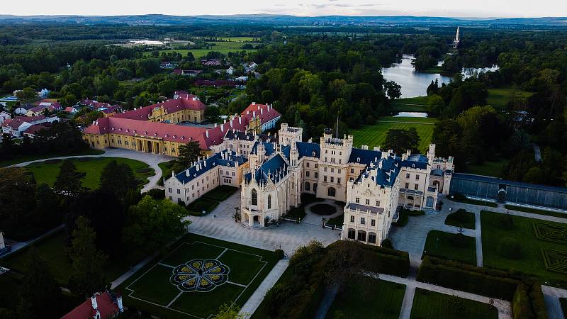 Zámek v Lednici, park i minaret vypadají kouzelně v každé roční i denní době. Západ slunce dodává oblíbeným panoramatům tajemný nádech.