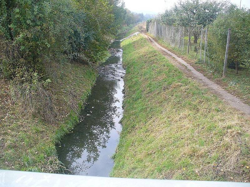 Začátek čištěného úseku na mostu ulice Podsedky.