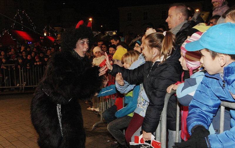 Nejlepšího Mikuláše, anděla a čerta zvolilo zaplněné náměstí Svobody.