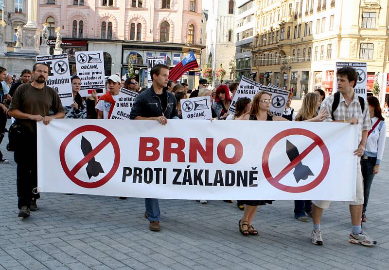 Dnešní pochod za referendum a proti výstavbě americké základny v ČR