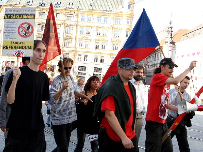 Dnešní pochod za referendum a proti výstavbě americké základny v ČR