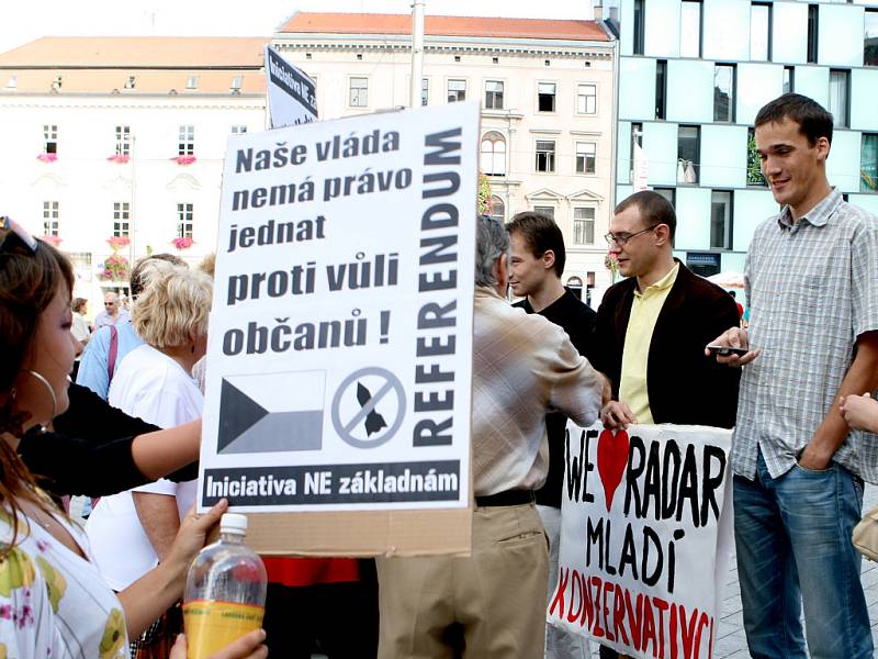 Dnešní pochod za referendum a proti výstavbě americké základny v ČR