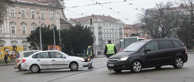 Brno - Osm minut zpoždění na tramvajové lince číslo jedna způsobila nehoda tramvaje s osobním automobilem, která se stala v pondělí necelou půl hodinu po poledni na Moravském náměstí v Brně. 