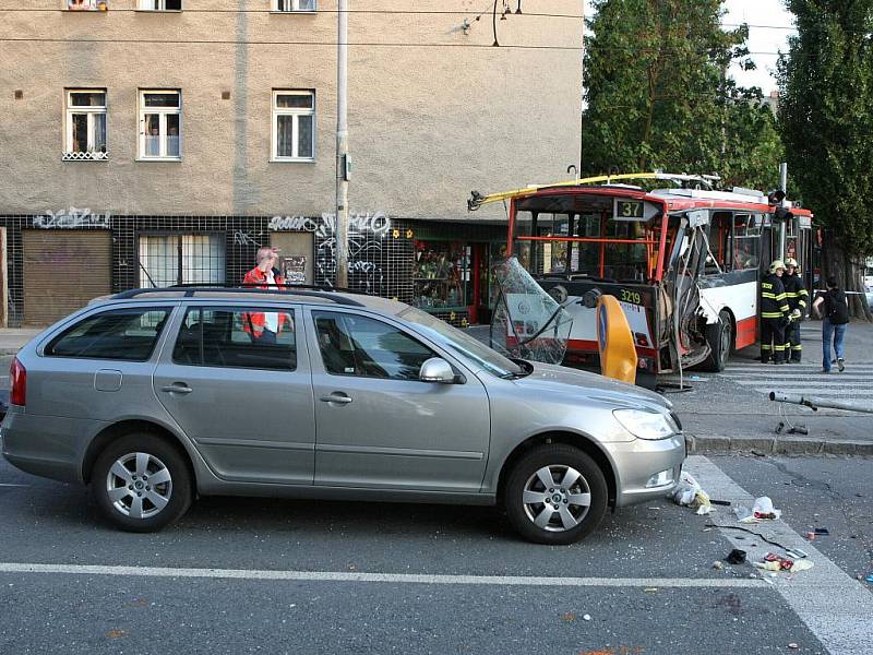 Srážka tramvaje a trolejbusu v Brně.