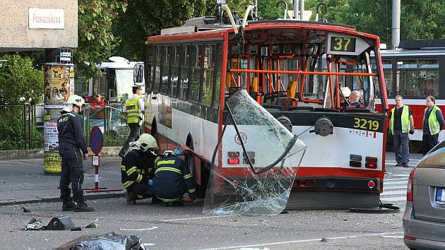 Srážka tramvaje a trolejbusu v Brně.