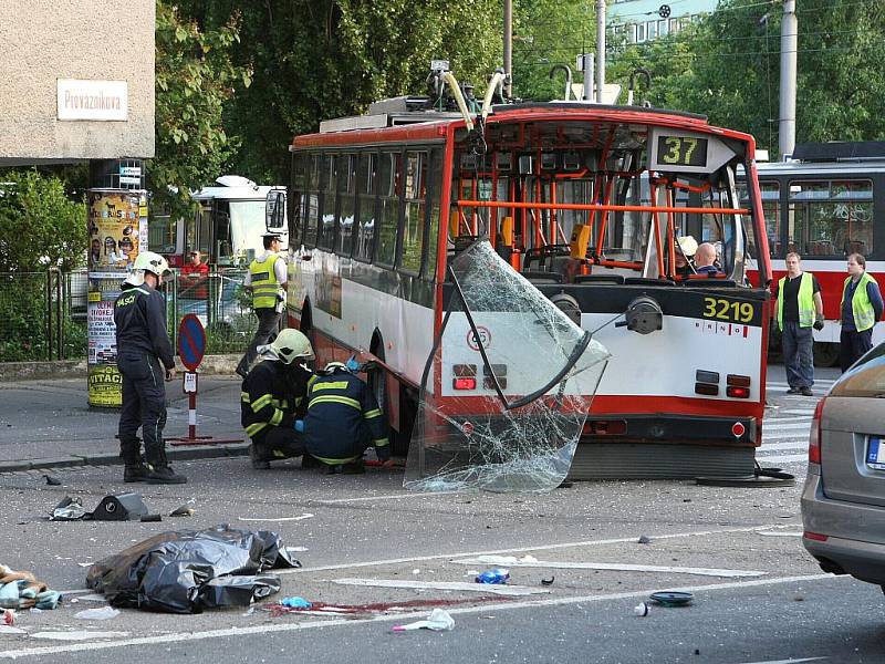 Srážka tramvaje a trolejbusu v Brně.