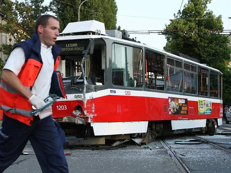 Srážka tramvaje a trolejbusu v Brně.