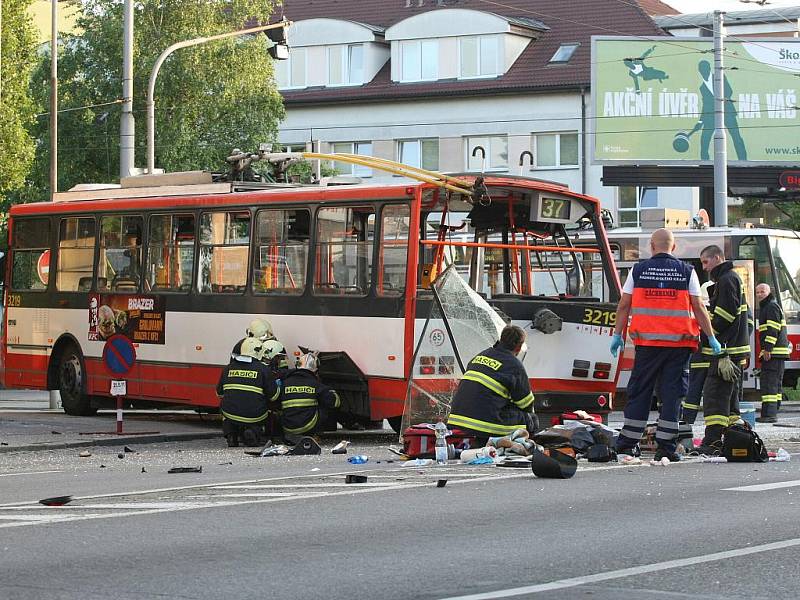 Srážka tramvaje a trolejbusu v Brně.