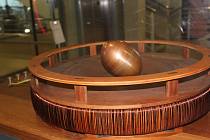 Experiment, který poprvé předvedl Nikola Tesla v roce 1893 v Chicagu. Vejce se s pomocí točivého magnetického pole roztočí jako rotor elektrického motoru a postaví se na špičku.