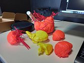 3D tiskárna v procesu tisku.