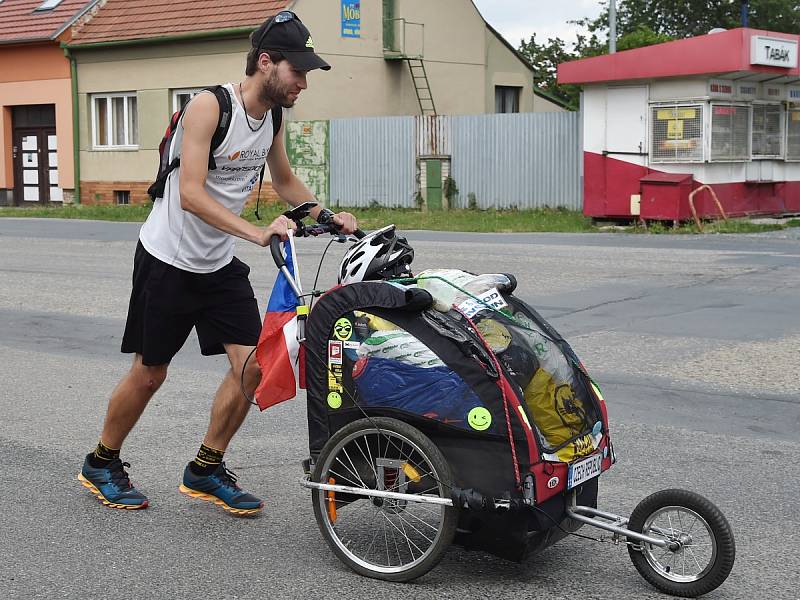 Pavel Vodička z Varnsdorfu protestuje běháním proti plýtvání jídlem.